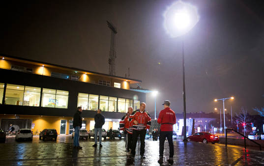 50/50 lotter säljes utanför  Behrn Arena