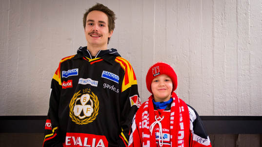 Brynäs och Örebrossupportrar innan ishockeymatchen i SHL