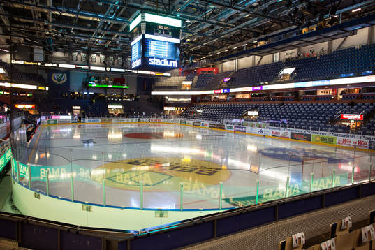 Interiörbild av isen i Löfbergs Arena
