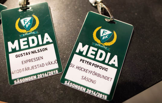 Mediabrickor vid pressinsläppet med tryckt text Peter