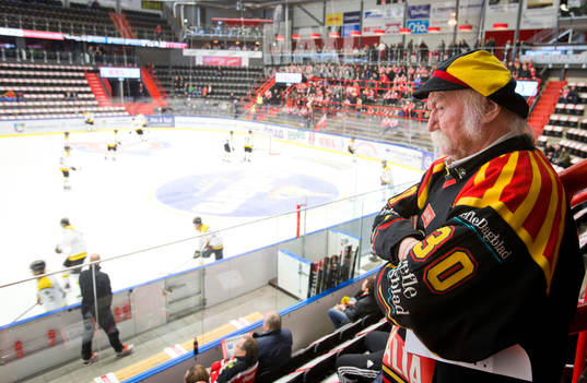 Brynässupportern Stisse tittar på uppvärmningen
