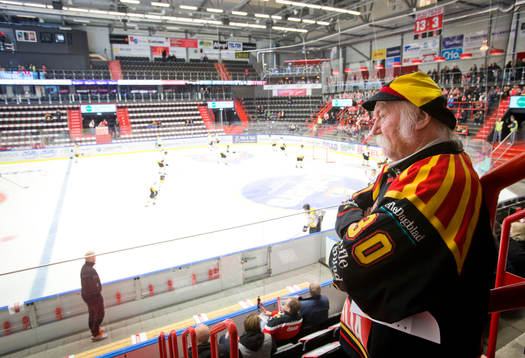 Brynässupportern Stisse tittar på uppvärmningen