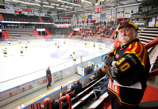 Brynässupportern Stisse tittar på uppvärmningen
