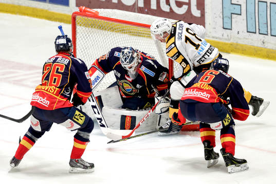 Skellefteås Pontus Petterström och Djurgårdens målvakt