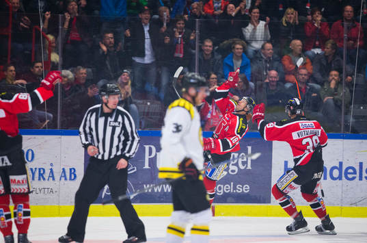 Örebros Jared Aulin jublar