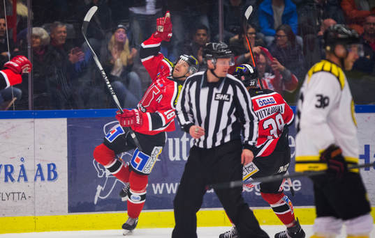 Örebros Jared Aulin jublar