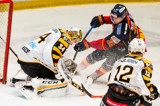 Skellefteås målvakt Erik Hanses räddar en målchans