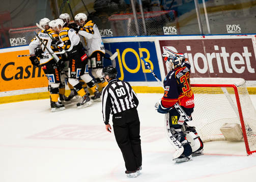 Skellefteås spelare jublar och Djurgårdens målvakt