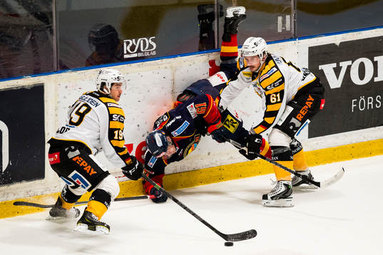 Djurgårdens Markus Ljungh tacklas okull av Skellefteås