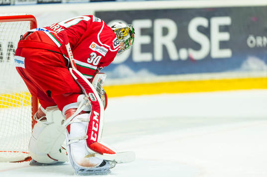 Modos målvakt Linus Ullmark deppar