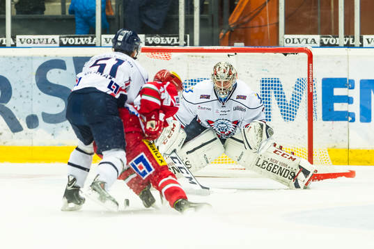 Linköpings målvakt Marcus Högberg och Dominik Granak mot