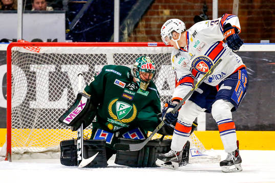 Färjestads målvakt Justin Pogge och Växjös Nick Johnson