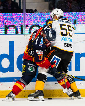 Djurgårdens Henrik Eriksson i kamp om pucken med