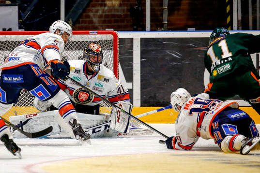Färjestads Anssi Salmela provar med ett skott mot Växjös