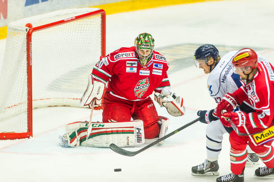 Modos målvakt Linus Ullmark vaktar målet mot Linköpings