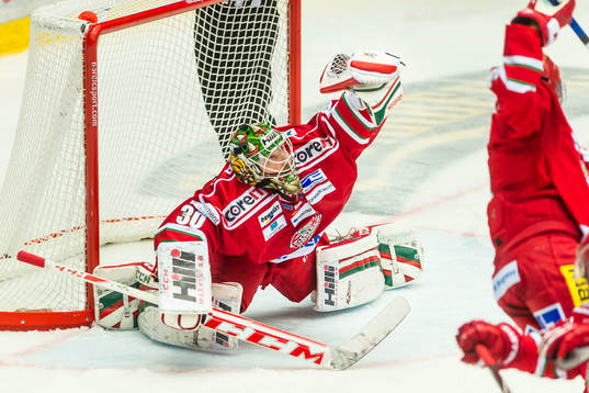 Modos målvakt Linus Ullmark räddar pucken