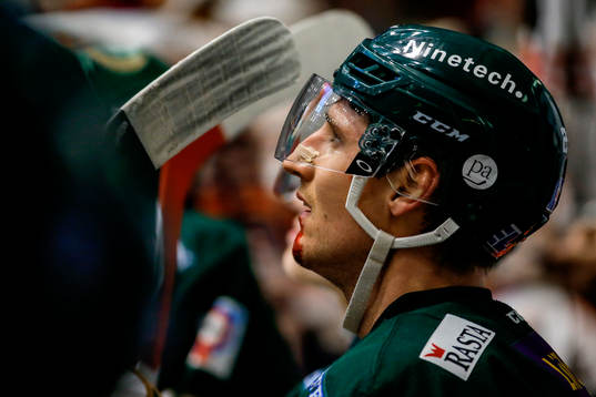 Färjestads Anton Hedman fick pucken på hakan och blöder