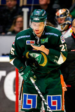 Färjestads Anton Hedman fick pucksn på hakan och blöder
