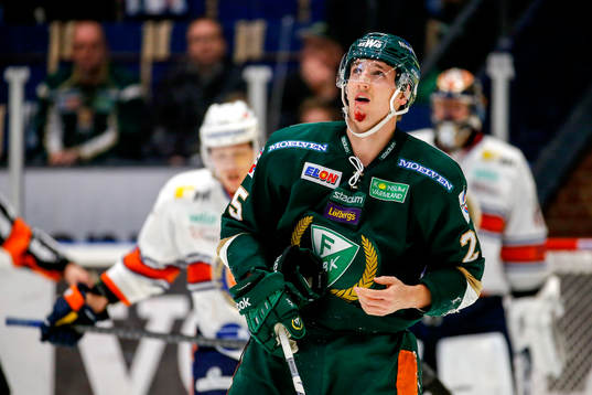 Färjestads Anton Hedman fick pucksn på hakan och blöder