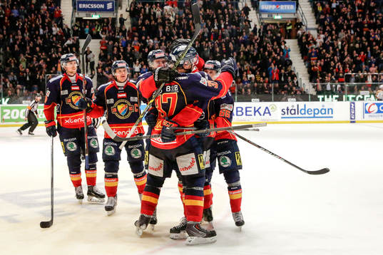 Djurgårdens Mikael Samuelsson jublar