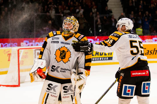 Skellefteås målvakt Erik Hanses tröstas av Martin Sevc