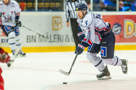 Linköpings Sebastian Karlsson anfaller