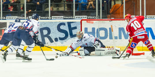 Linköpings målvakt Marcus Högberg räddar en puck från