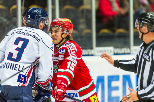 Modos Albin Runesson muckar med Linköpings Kent McDonell