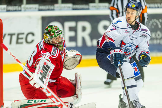 Linköpings Sebastian Karlsson och Modos målvakt Linus