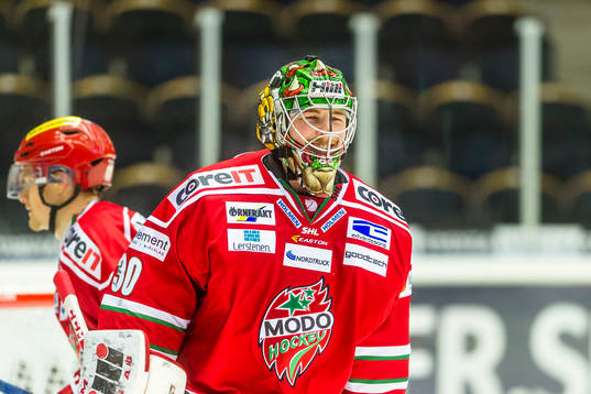 Modos målvakt Linus Ullmark jublar när han inser att Modo