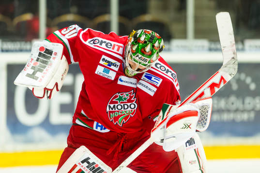 Modos målvakt Linus Ullmark jublar när han inser att Modo