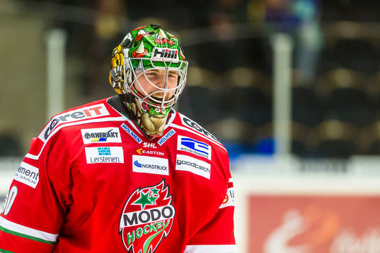 Modos målvakt Linus Ullmark jublar när han inser att Modo