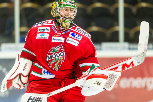 Modos målvakt Linus Ullmark jublar när han inser att Modo