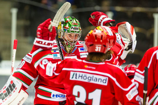 Modos målvakt Linus Ullmark jublar