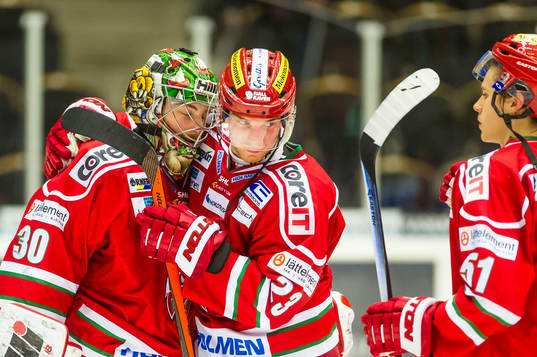 Modos målvakt Linus Ullmark jublar