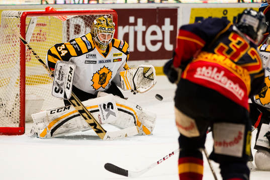 Djurgårdens Mikael Samuelsson (h) med ett skott på