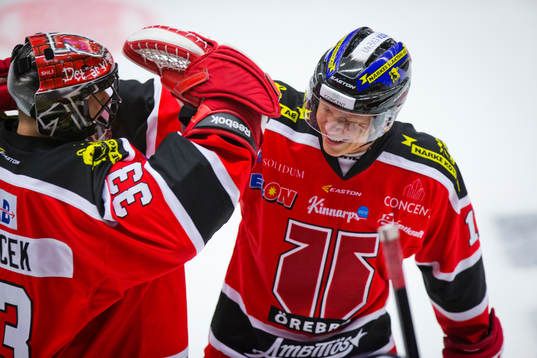 Örebros målvakt Julius Hudacek och Daniel Viksten jublar