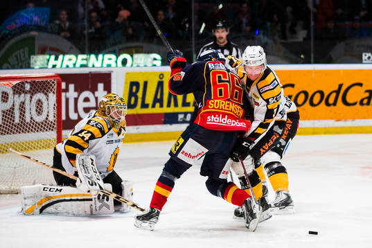 Skellefteås målvakt Erik Hanses har blicken på pucken
