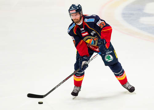 Djurgårdens Mikael Samuelsson med pucken