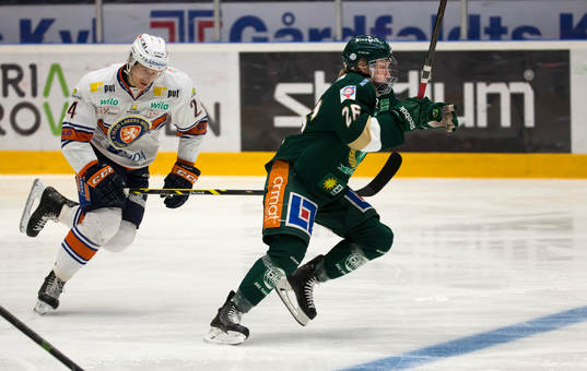 Växjös Jani Lajunen jagar Färjestads Rasmus Asplund