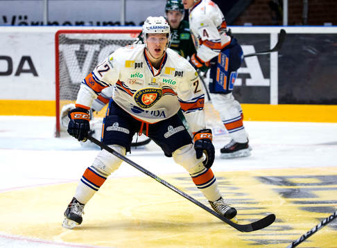 Växjös Gustav Rydahl fokuserar puck