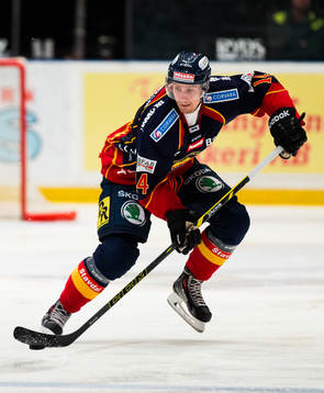 Djurgårdens Marcus Högström med pucken