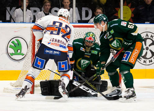 Växjös Nick Johnson försöker få in pucken i
