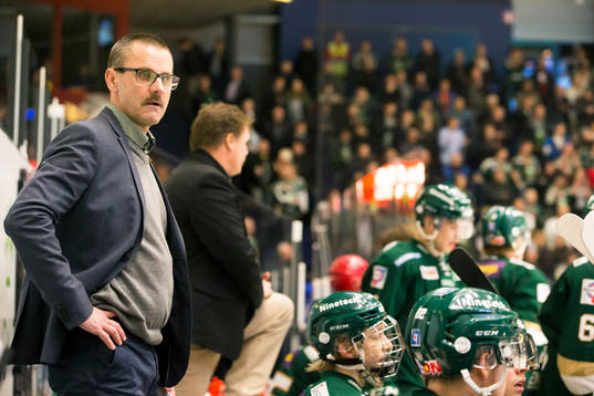 Färjestads tränare Tommy Samuelsson ser bekymrad ut