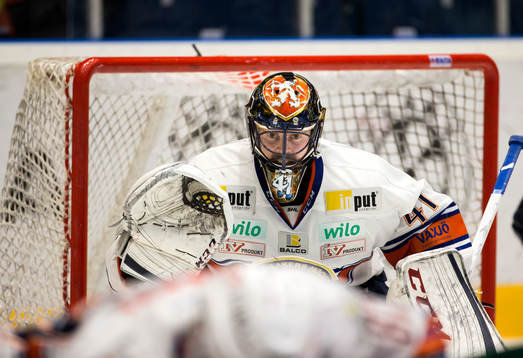 Växjös målvakt Cristopher Nihlstorp fokuserar puck vid