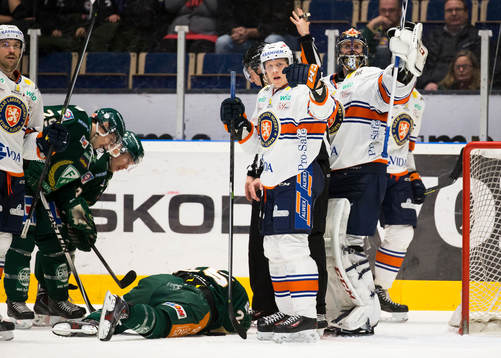 Färjestads Anton Hedman får en puck på hakan och