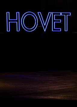 Hovets neonskylt lyser i mörkret