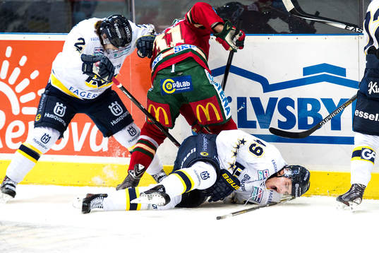 s Axel Eidstedt får en smäll