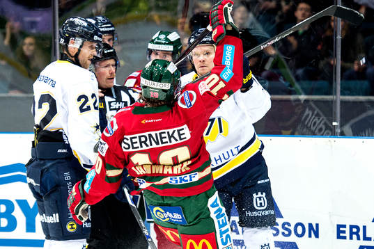 s Andreas Jämtin sätter en klubba i ansiktet på