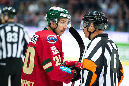 Frölundas Joel Lundqvist snackar med domaren
